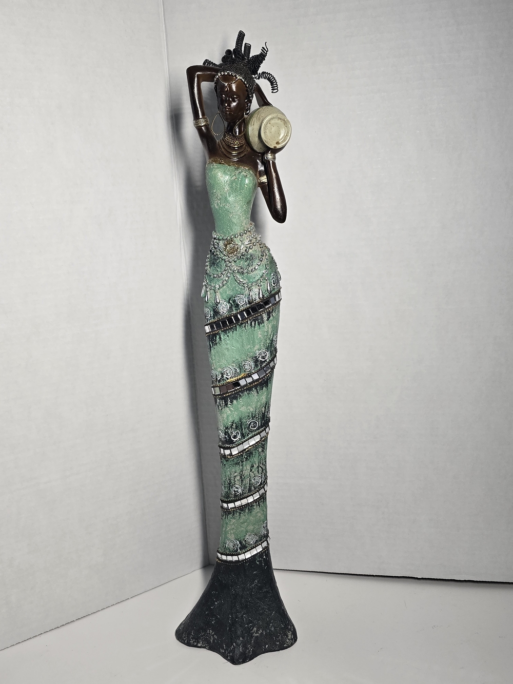 Elegant Yorub African Figurine Made of Resin, Weight  1107 G, Height 19 Inches